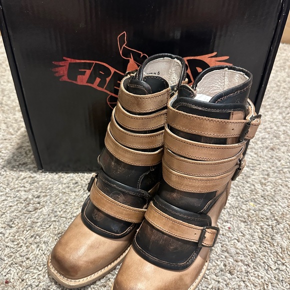 Freebird “Darlin” in beige. NWT, dust covers, and box: - Picture 2 of 6